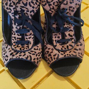 Gorgeous Leopard print sandal!